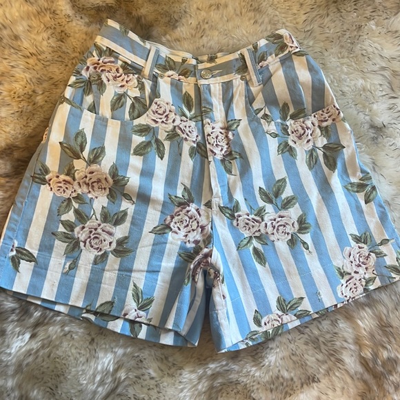 Get! Pants - High-waisted floral denim shorts